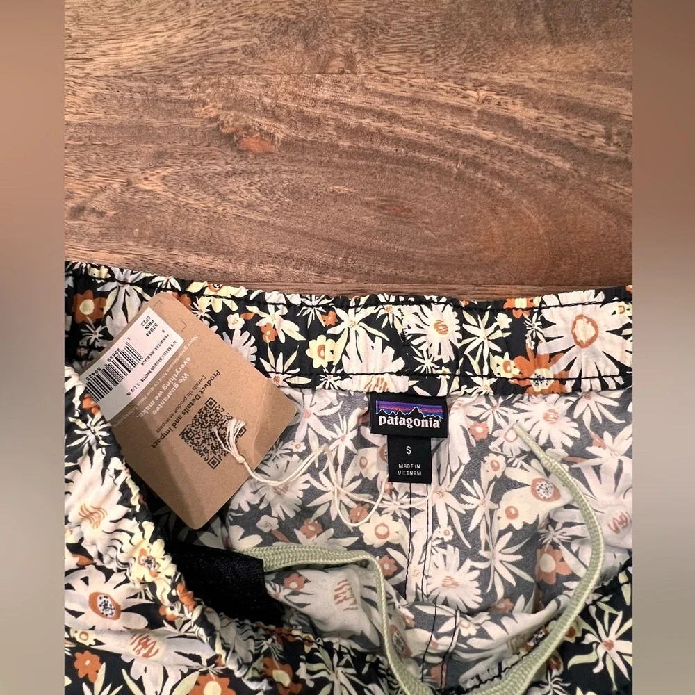 NWT Patagonia Barely Baggies Shorts Small Daisies Primavera Ink Black Hiking - Picture 4 of 5
